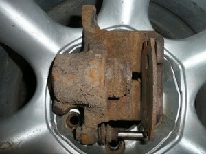 суппорт с автомобиля 1996 года рождения P1040169 300x224 Ремонт и техническое обслуживание Mitsubishi PAJERO